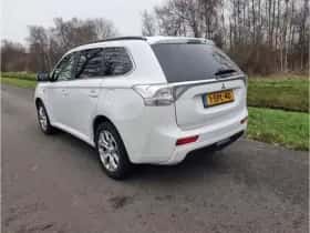 Mitsubishi Outlander (2013) thumbnail 3