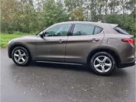 Alfa Romeo Stelvio (2017) thumbnail 2