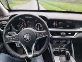Alfa Romeo Stelvio (2017) thumbnail 11