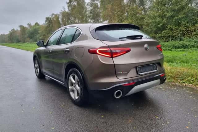 Alfa Romeo Stelvio (2017) thumbnail 3