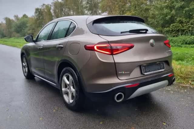 Alfa Romeo Stelvio (2017) thumbnail 3