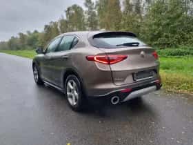 Alfa Romeo Stelvio (2017) thumbnail 3