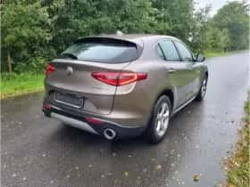 Alfa Romeo Stelvio (2017) thumbnail 4
