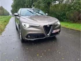 Alfa Romeo Stelvio (2017) thumbnail 5