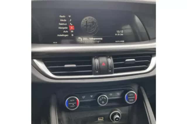 Alfa Romeo Stelvio (2017) thumbnail 6