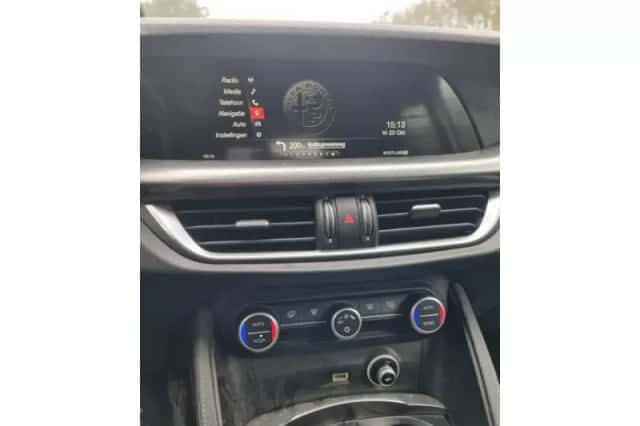 Alfa Romeo Stelvio (2017) thumbnail 6