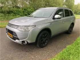 Mitsubishi Outlander (2015) thumbnail 2