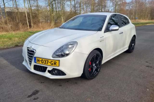 Alfa Romeo Giulietta (2013) thumbnail 1