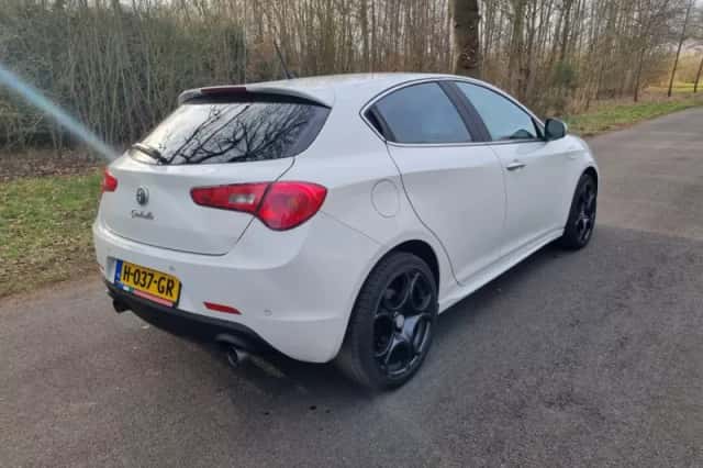 Alfa Romeo Giulietta (2013) thumbnail 4