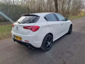 Alfa Romeo Giulietta (2013) thumbnail 4