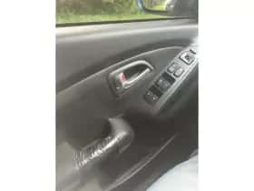 Hyundai ix35 (2011) thumbnail 3