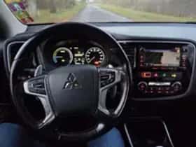 Mitsubishi Outlander (2015) thumbnail 18
