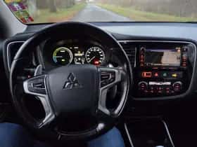 Mitsubishi Outlander (2015) thumbnail 5