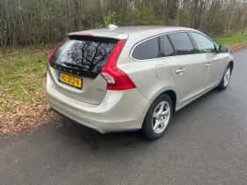 Volvo V60 (2016) thumbnail 3