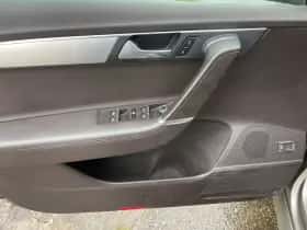 Volkswagen Passat (2011) thumbnail 3