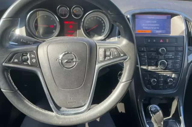 Opel Astra (2014) thumbnail 3