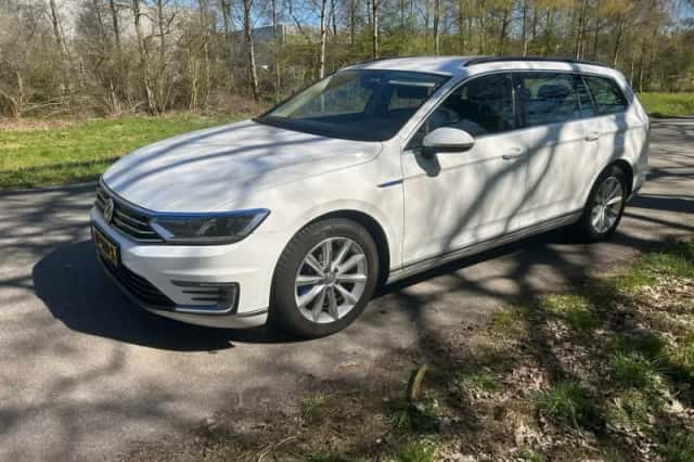 Volkswagen Passat (2016) thumbnail 1