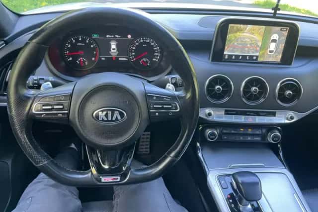 Kia Stinger (2018) thumbnail 3