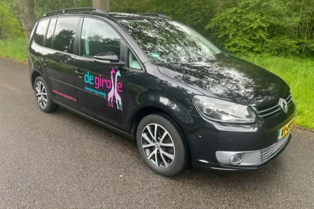 Volkswagen Touran (2011) thumbnail 2