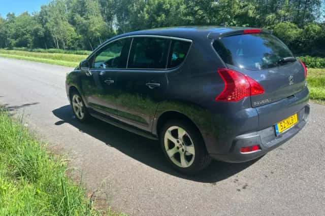 Peugeot 3008 (2010) thumbnail 2