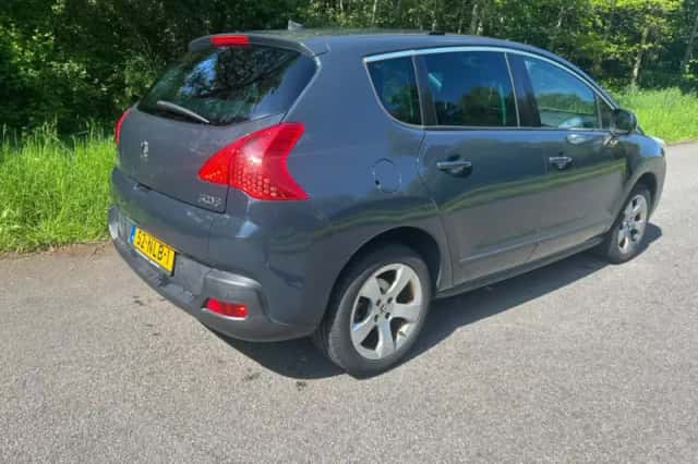 Peugeot 3008 (2010) thumbnail 3