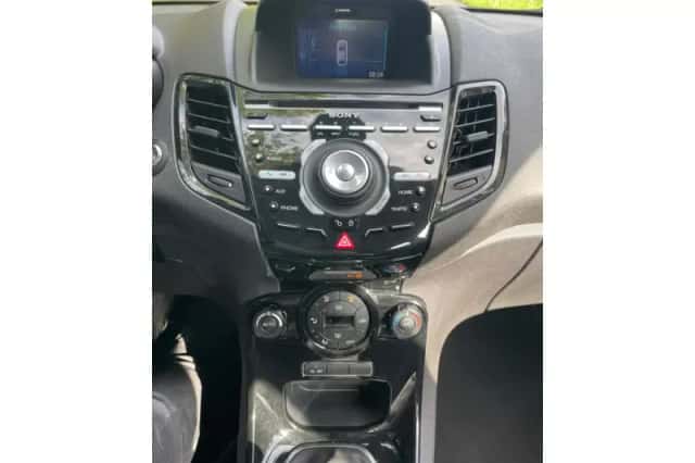 Ford Fiesta (2015) thumbnail 5