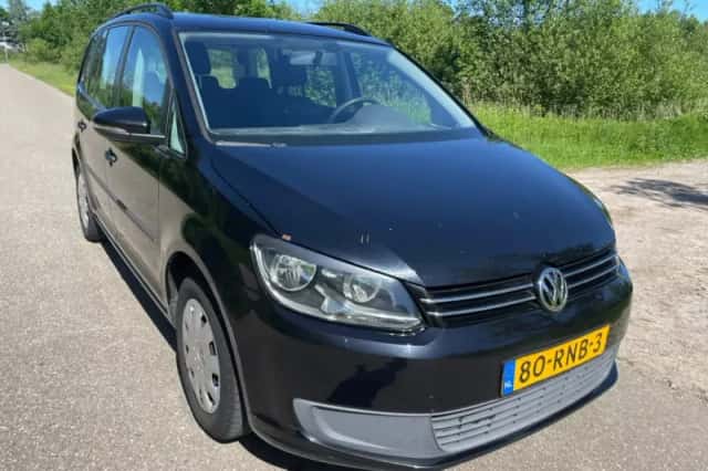Volkswagen Touran (2011) thumbnail 2