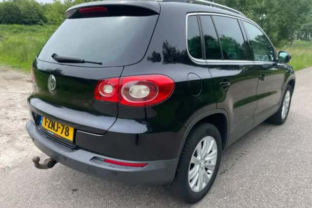 Volkswagen Tiguan (2010) thumbnail 2