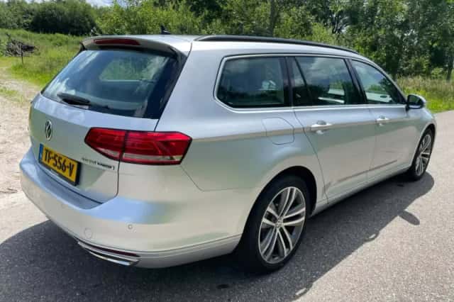 Volkswagen Passat (2015) thumbnail 3
