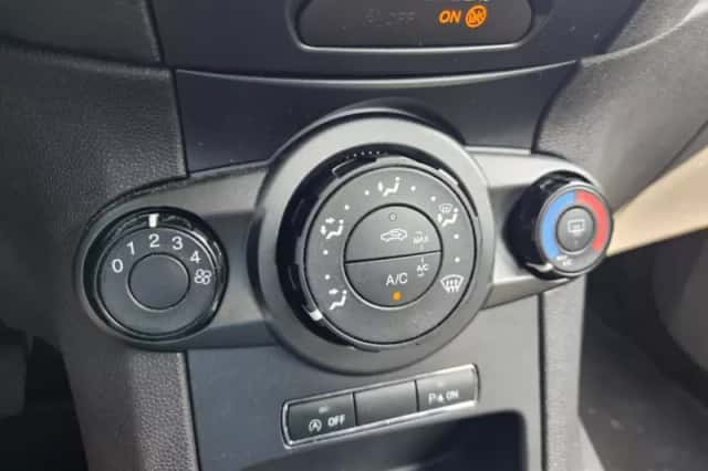 Ford Fiesta (2016) thumbnail 6