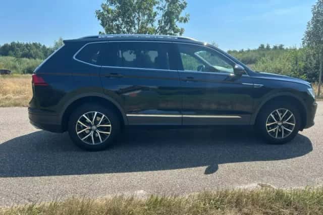 Volkswagen Tiguan (2021) thumbnail 3