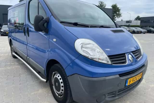 Renault Trafic (2012) thumbnail 2