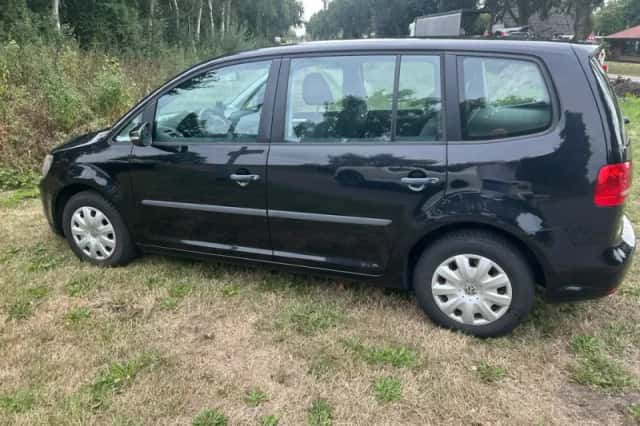 Volkswagen Touran (2010) thumbnail 2