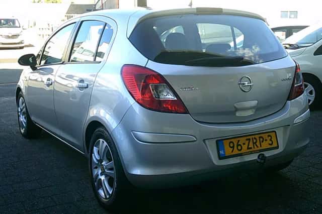Opel Corsa (2011) thumbnail 4
