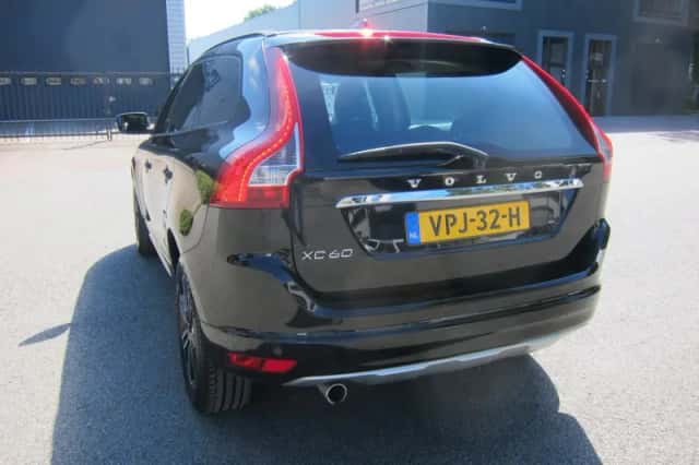 Volvo XC60 (2017) thumbnail 3