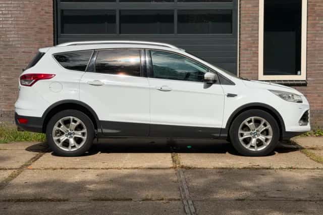 Ford Kuga (2013) thumbnail 4