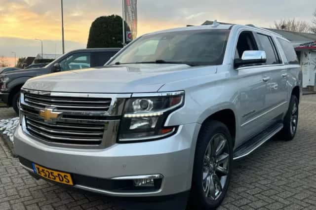 Chevrolet Suburban (2015) thumbnail 1