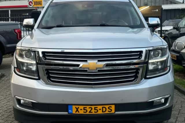 Chevrolet Suburban (2015) thumbnail 2