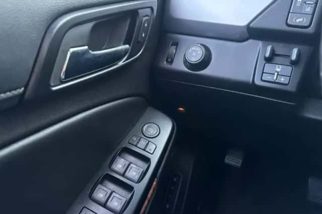 Chevrolet Suburban (2015) thumbnail 12