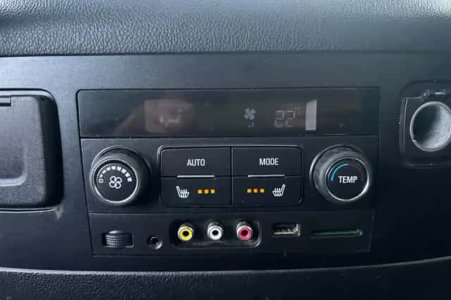 Chevrolet Suburban (2015) thumbnail 15