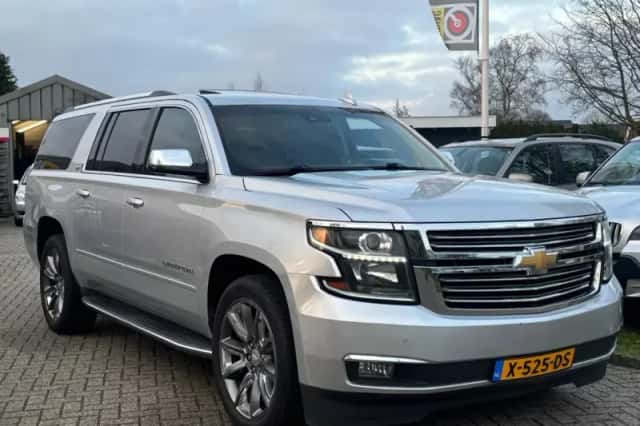 Chevrolet Suburban (2015) thumbnail 3