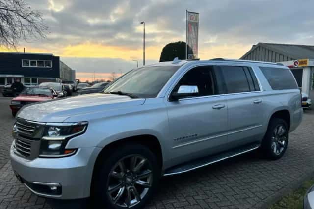 Chevrolet Suburban (2015) thumbnail 4