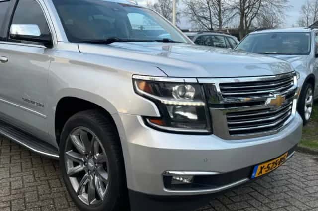 Chevrolet Suburban (2015) thumbnail 5