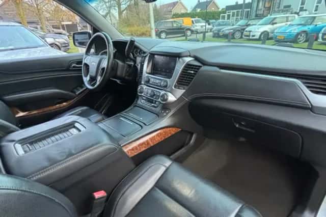 Chevrolet Suburban (2015) thumbnail 6