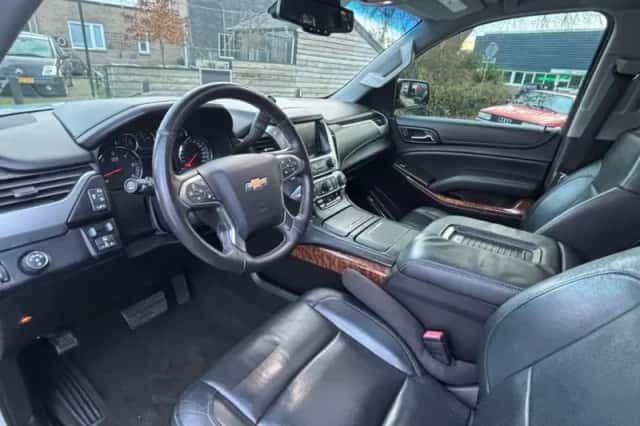 Chevrolet Suburban (2015) thumbnail 8
