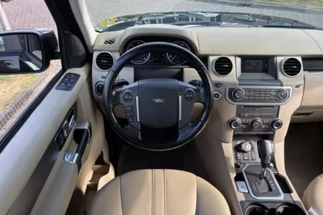 Land Rover Discovery (2010) thumbnail 12