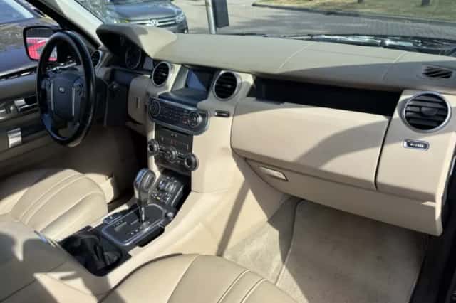 Land Rover Discovery (2010) thumbnail 13
