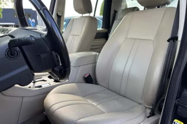 Land Rover Discovery (2010) thumbnail 15