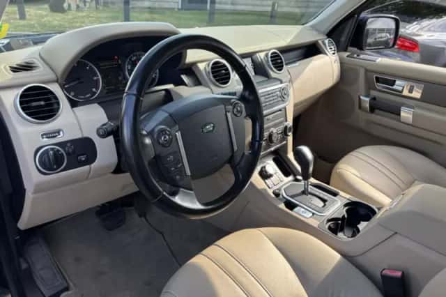 Land Rover Discovery (2010) thumbnail 16