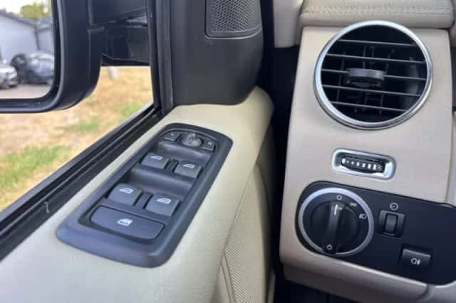Land Rover Discovery (2010) thumbnail 17